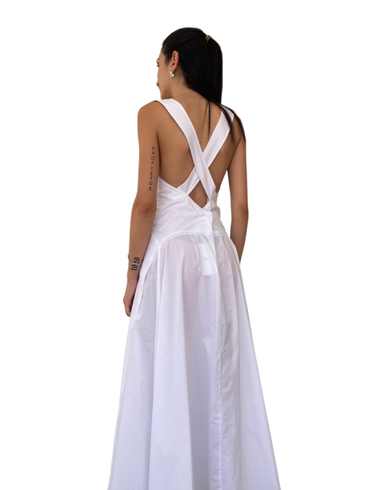 Abito bianco con scollatura e incrocio sulla schiena.